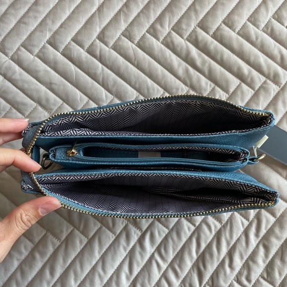 Isabelle blue clutch/wristlet - Picture 2 of 7